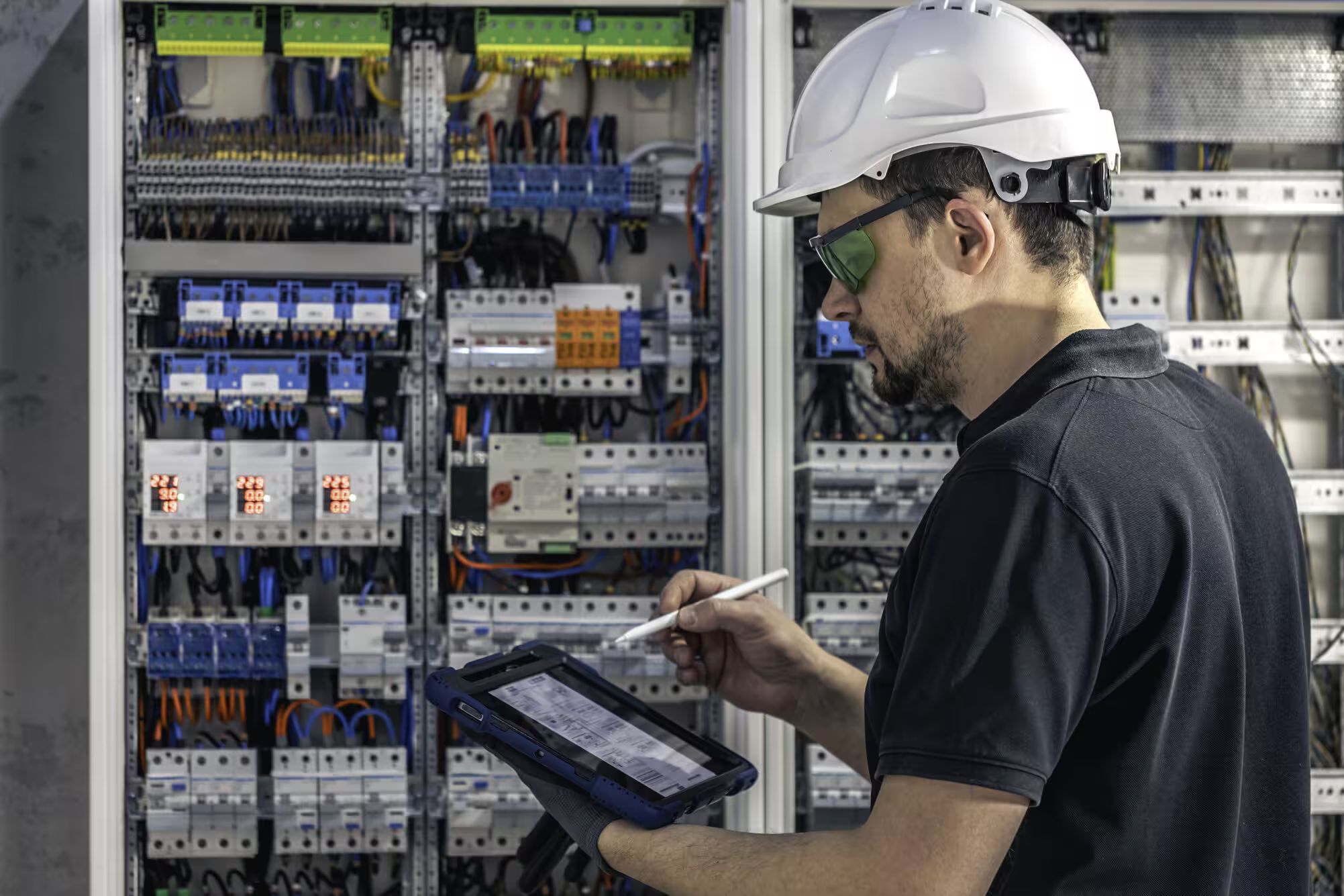 Engineer conducting smart maintenance - United Force